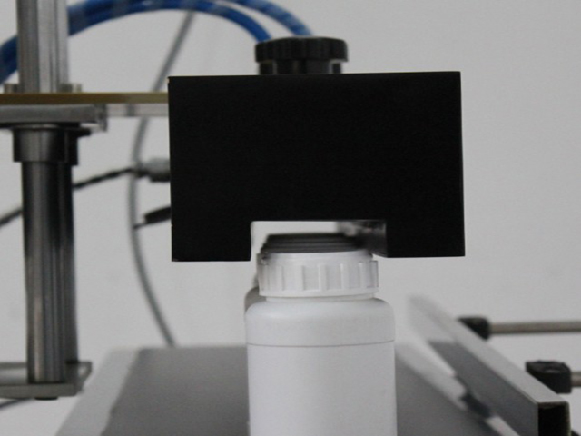 mașină de etanșare prin inducție tip tunel.jpg