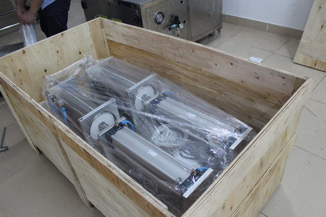 mașină în interiorul carcasei de lemn.jpg